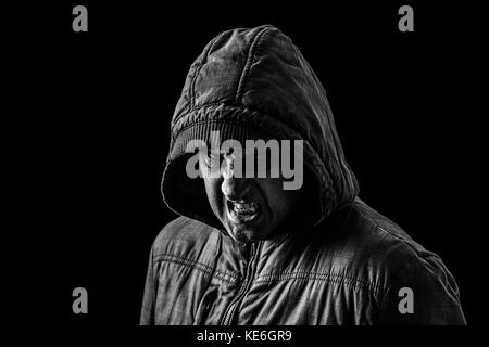 Sehr wütend, aggressiv, creepy Mann verstecken der Schatten in der Dunkelheit stehen. schwarzer Hintergrund/unheimlich gefährlich Wut Wut gewalttätigen Wilden Stockfoto