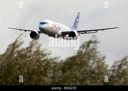 Schukowski, Moskau, Russland - 17. Oktober 2017: Irkut MS-21 73051 ersten fliegenden Prototypen einer neuen russischen Verkehrsflugzeugs Landung in ramenskoe Stockfoto