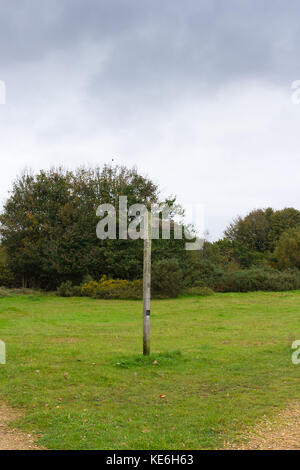 Wegweiser zeigen Richtungen für Wanderer & Radfahrer auf Turbary gemeinsame lokale Naturschutzgebiet, Dorset, Großbritannien Stockfoto