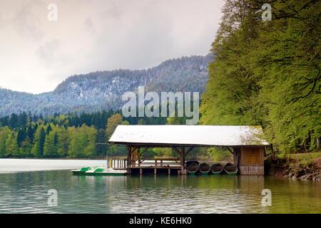 Holzdach für Reise Urlaub Paddelboote. Holiday Resort am Ufer des wunderschönen alpinen See Stockfoto