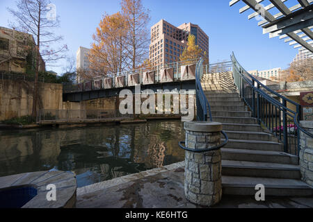 Januar 8, 2016 San Antonio: Brücke an der beliebten Uferpromenade in der Innenstadt Stockfoto