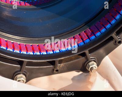 Detail der Dichtungssystem. 500 mm schwarz Dichtung flexible gemeinsame. Neue Ersatzteile für die Reparatur von Rohrleitungen in Papier abdecken. Wasser trinken Pipeline. Stockfoto