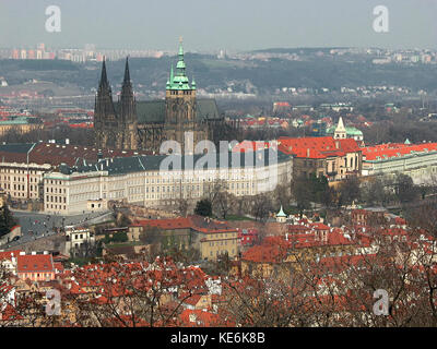 Blick vom Petřín-Turm auf die Malá Strana, die Prager Burg und die Veitskathedrale, Prag, Tschechische Republik Stockfoto