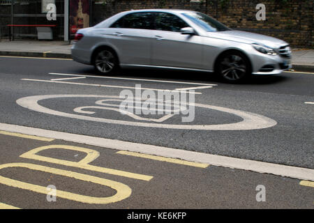 Silber mercedes-benz Auto entlang einer Straße in einem Vorort 20 Km/h-Zone, London, England Stockfoto