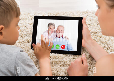 Nahaufnahme von Videokonferenzen mit Mutter und Sohn auf einem digitalen Tablet zu Hause Stockfoto