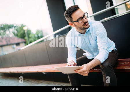 Portrait von Geschäftsmann in Gläser holding Tablet Stockfoto