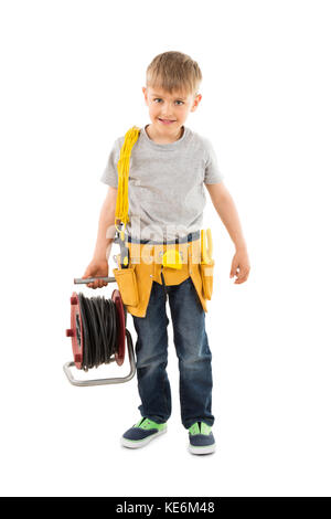 Portrait von Happy Boy Holding Kabel Spule Stockfoto