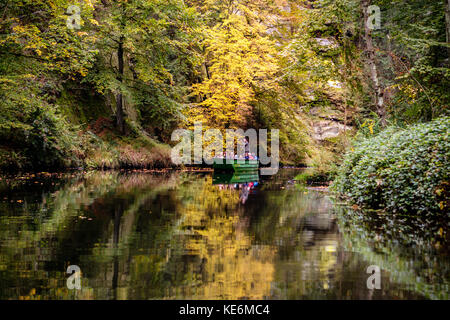 Die kamnitz Schlucht, (deutsch: kamnitzklamm oder Deutsch: edmundsklamm) ist eine felsige Schlucht zwischen Hřensko (Herrnskretschen), mezná und srbská Kamenice in Bo Stockfoto