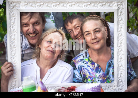 Gruppe der Umarmung fröhliche aktive Senioren Spaß am Hinterhof Partei Stockfoto
