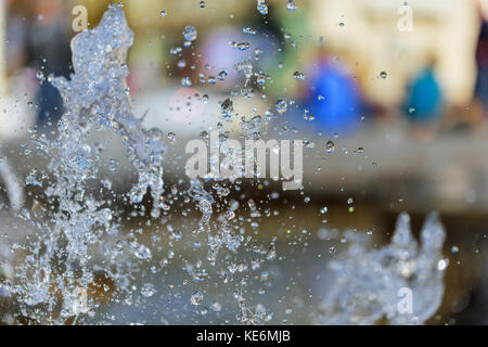 Wasser spritzen auf den Boden tropfen Brunnen Wasser Splash Stockfoto