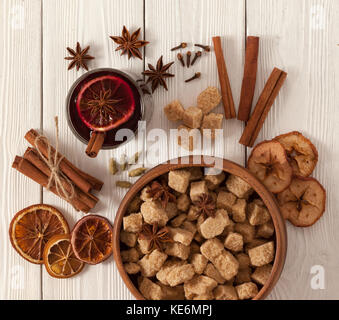 Zutaten für Glühwein auf weissem Holztisch Stockfoto