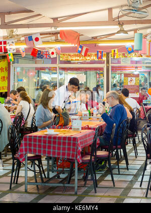 Chiang Mai, Thailand - Jan 11, 2017: Leute an einem Street Restaurant am Nachtmarkt in Chiang Mai Chiang Mai ist eine kulturelle Hauptstadt von Thailand Stockfoto