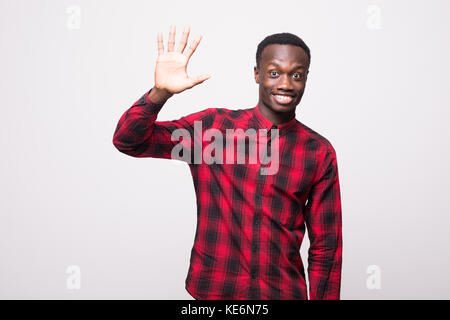 Positiver menschlicher Gefühle, Mimik, Gefühle, Verhalten und Reaktion. freundlich aussehende höfliche junge afrikanische amerikanische Mann seine Hand winken Stockfoto