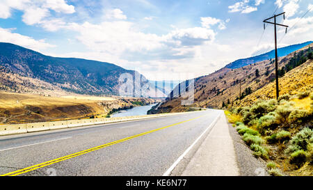 Trans Canada Highway schlängelt sich durch die Berge und entlang des Thompson River zwischen Cache Creek und Spences Bridge im Zentrum von British Columbia Stockfoto