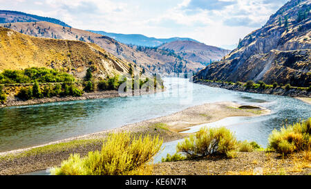 Trans Canada Highway schlängelt sich durch die Berge und entlang des Thompson River zwischen Cache Creek und Spences Bridge im Zentrum von British Columbia Stockfoto