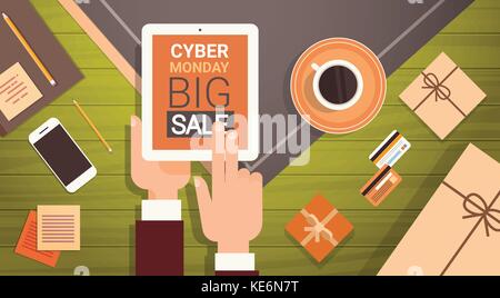 Hand digital Tablet mit Cyber Monday big Verkauf Nachricht, Online shopping Poster über Zelle smart phone, Kreditkarten und Büro Material auf Arbeitsplatz, Winkel anzeigen Stock Vektor