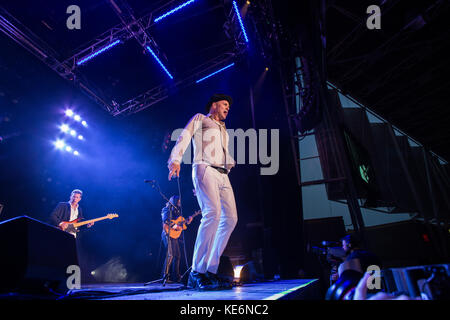 Gord Downie Der tragisch Hüfte führt am Canada Day, 2014 in Toronto. Downie starb im Alter von 53 am 18. Oktober 2017, nach einer Schlacht mit Gehirn Krebs. Stockfoto