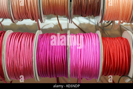 Viele lanyard Rollen viele Farben auf den Verkauf in der Hobby- und Schneiderei Stockfoto