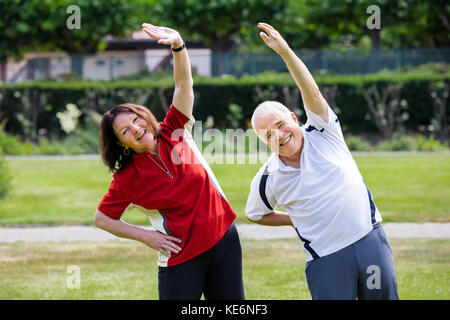 Active Senior Paar Arbeiten im Park am Morgen Stockfoto