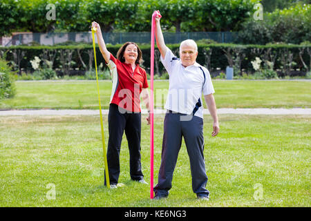 Gerne älteres Paar Arbeit in Park Stockfoto