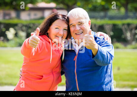 Portrait von lächelnden Senior Paar, Daumen hoch Stockfoto