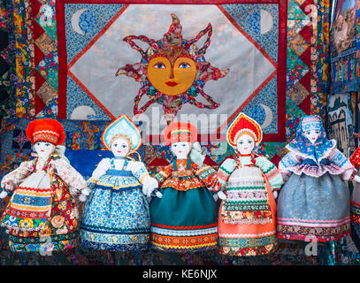 Uglich, Russland - 20. Juli 2017: Slawische rag doll. rag doll handmade Frau, in traditionelle ethnische russische Tracht. Souvenirs aus Russland Stockfoto