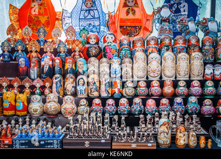 Uglich, Russland - 20. Juli 2017: bunte Russische Verschachtelung Puppen matrjoschka am Markt. Russischer Weihnachtsmann ded Moroz, verschiedene Richtlinien ets Stockfoto