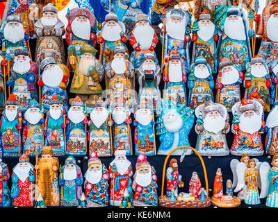 Uglich, Russland - 20. Juli 2017: bunte Russische Verschachtelung Puppen matryashka am Markt. Stockfoto