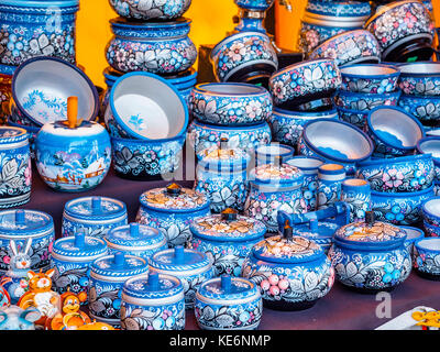 Uglich, Russland - 20. Juli 2017: Russische Holzutensilien. Gemalt im Vologda Khokhloma-Stil. Traditionelles russisches Souvenir. Kücheneinrichtung. Stockfoto
