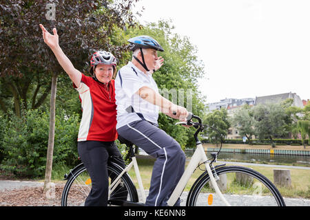 Ältere Menschen gerne Älteres Paar Fahrt mit Fahrrad Stockfoto