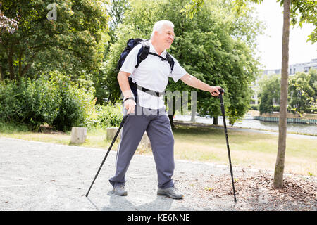 Portrait eines älteren männlichen Wanderer mit Wandern der Pole Stockfoto
