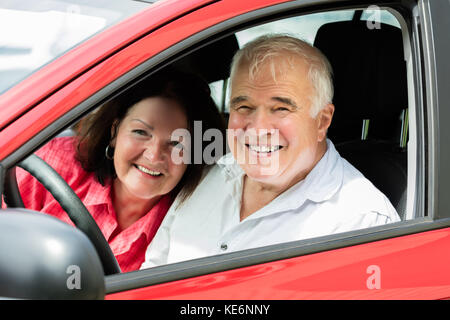Lächelnd Senior Paar in einem Auto sitzen Stockfoto