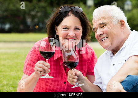 Close-up von lächelnden Senior Paar hält Glas Wein Stockfoto