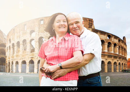 Portrait Of Happy Senior Paar Vor Kolosseum Stockfoto
