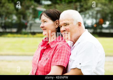 Nahaufnahme eines liebevollen Senior Paar in Park Stockfoto