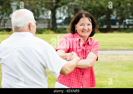 Lächelnd Senior Paar Spaß im Park Stockfoto