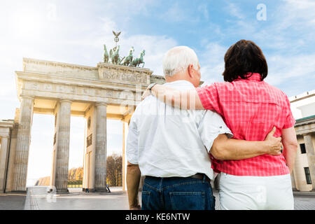 Ansicht der Rückseite des älteren Paares Vor dem Brandenburger Tor stehend Stockfoto