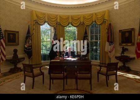 US-Präsident Donald Trump unterzeichnet Dokumente im Oval Office des Weißen Hauses am 16. Oktober 2017 in Washington, D.C. Stockfoto