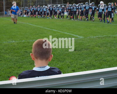 Das Spiel ist fertig, Sparta, NJ Jugend Fußballspiel. Verletzter Spieler auf der Bank fehlt am Ende der Spielzeremonie. Stockfoto