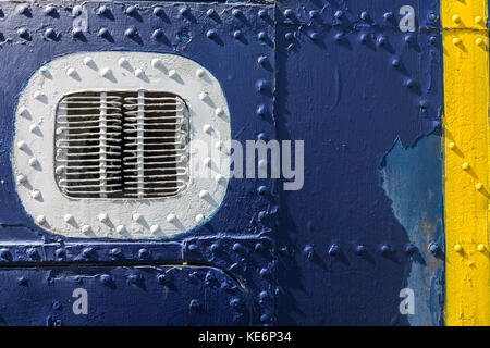 Textur Hintergrund Fragment eines alten Flugzeug in Blau mit gelben Streifen lackiert Stockfoto