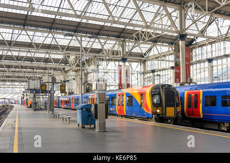 Bahnsteige im Bahnhof London Waterloo, Waterloo, London Borough von Lambeth, Greater London, England, Vereinigtes Königreich Stockfoto