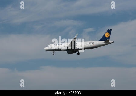 Reisen, Deutschland, Hessen, Frankfurt am Main, Flughafen, Oktober 18. Ein Airbus A320-214 aus Italien Neapel (Flughafen Neapel) kommt in Frank an Stockfoto