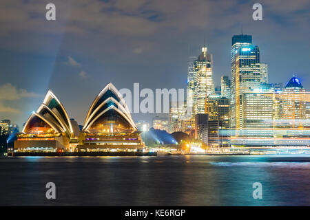 Sydney Opera House und Cbd bei Nacht Stockfoto