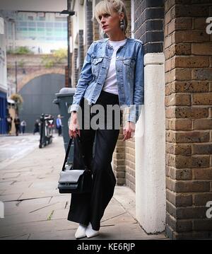 London, Großbritannien. 18 Sep, 2017 London - 18. September 2017 Frau auf der Straße während der London Fashion Week: Mauro Del Signore/Pacific Press/alamy leben Nachrichten Stockfoto