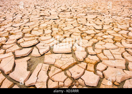 Trockener Boden in Rissen. Konzept des Klimawandels Stockfoto