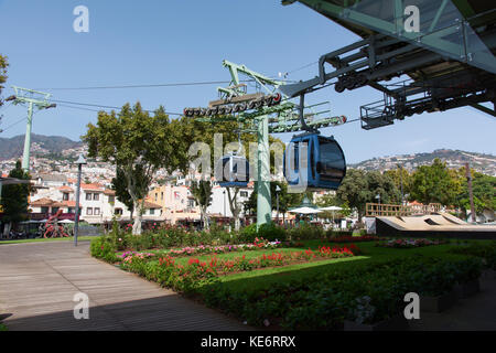 Die Seilbahn am Meer in Funchal, nimmt Sie mit auf eine große Reise über die Stadt bis zu den Tropischen Garten von Monte Stockfoto