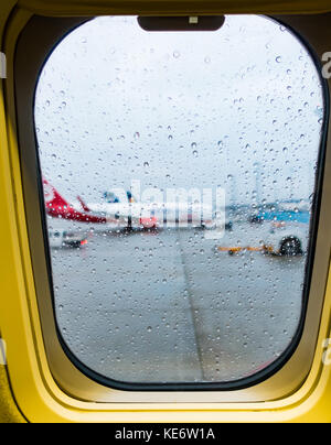Blick aus dem Flugzeugfenster im regnerischen nicht-fliegenden Wetter regen Stockfoto