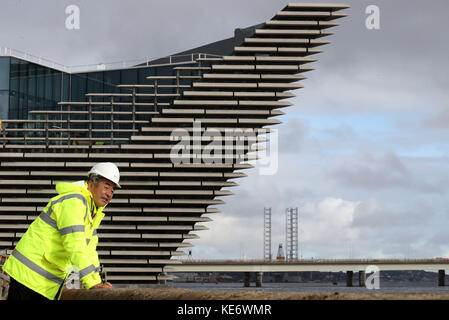 Der japanische Architekt Kengo Kuma blickt auf den Fluss vor dem V&A Museum of Design in Dundee, das in den Fluss Tay hineinragt. Stockfoto