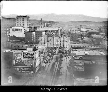 Blick auf die Hauptstraße nach Norden von der Pacific Electric Gebäude, mit schneebedeckten San Gabriel Mountains in Aussicht, Los Angeles, Ca. Januar 1, 1907 (CHS 5815) Stockfoto