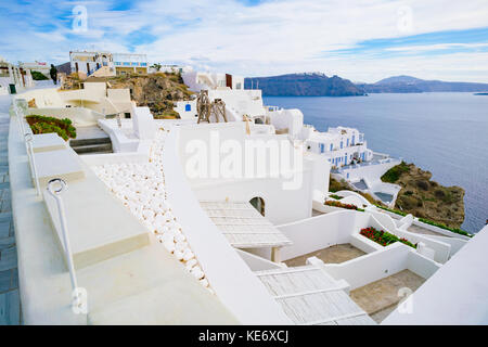 Stadt Oia auf Santorini, Griechenland. Traditionelle und berühmte Weiß und rose Häuser an einem sonnigen Tag Stockfoto